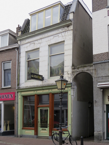 906129 Gezicht op de voorgevel van het leegstaande woonwinkelpand Twijnstraat 59 te Utrecht, met rechts de Nauwe Watersteeg.